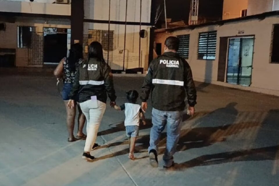 La nena fue rescatada y entregada a su abuela materna (Foto: Policía de Ecuador).