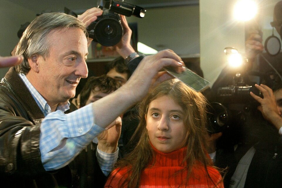 Kirchner, acompañado por su hija Florencia, vota en las elecciones que lo llevaron a la Casa Rosada. (Fuente: Télam)
