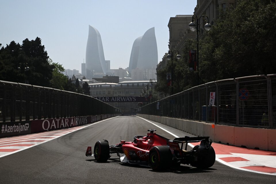La Ferrari de Leclerc en el callejero de Baku. (Fuente: AFP)