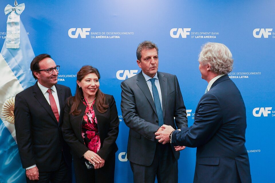 El ministro de Economía, Sergio Massa, junto a los directivos de la CAF.