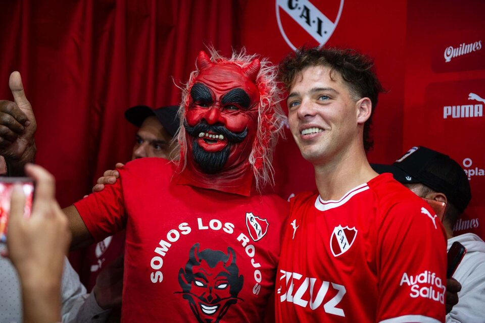 Maratea junto a un socio con máscara durante el anuncio de la colecta (Fuente: Télam)