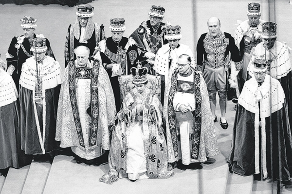 La reina Isabel II sentada en el trono durante su coronación, en la Abadía de Westminster.  (Fuente: AFP)