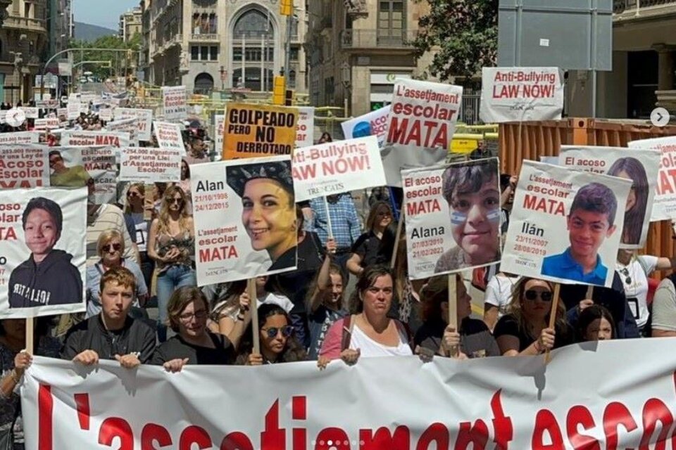 Maia, la mamá de las gemelas, sostiene la pancarta con la foto de Alana, durante la marcha en Barcelona contra el acoso escolar (Foto: Instagram).