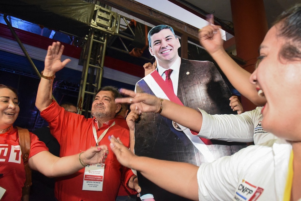 Militantes del Partido Colorado festejan en el búnker (Fuente: AFP)