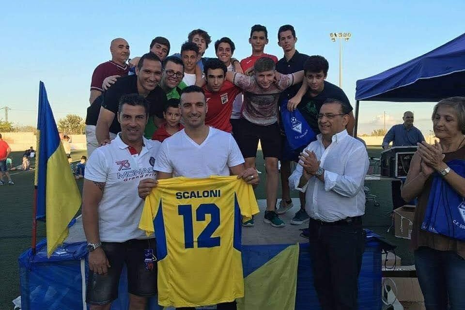 Lionel Scaloni y los chicos del Club de Fútbol Son Caliu.