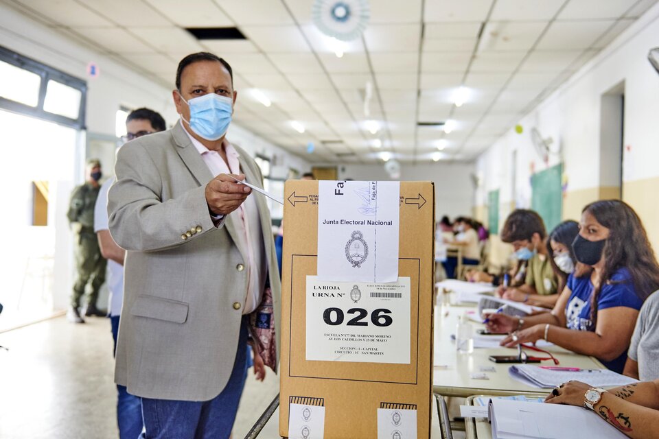 Ricardo Quintela, durante la votación en las elecciones legislativas del 2021 (Foto: Télam).