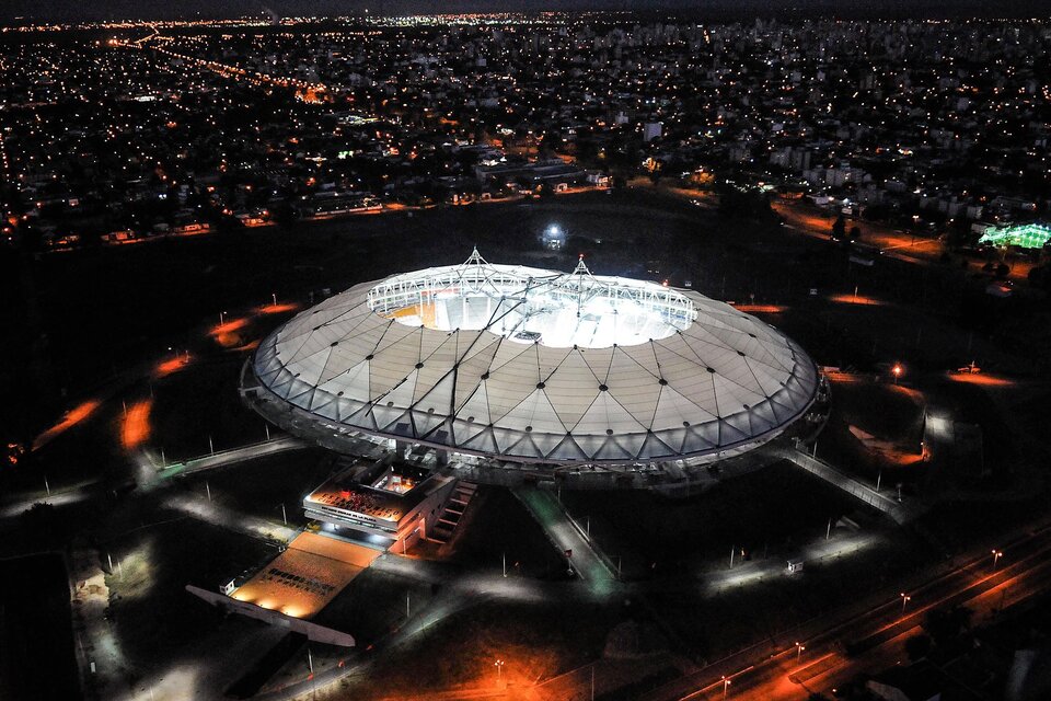 Imagen nocturna del actual Estadio Único Diego Armando Maradona.  (Fuente: Télam)
