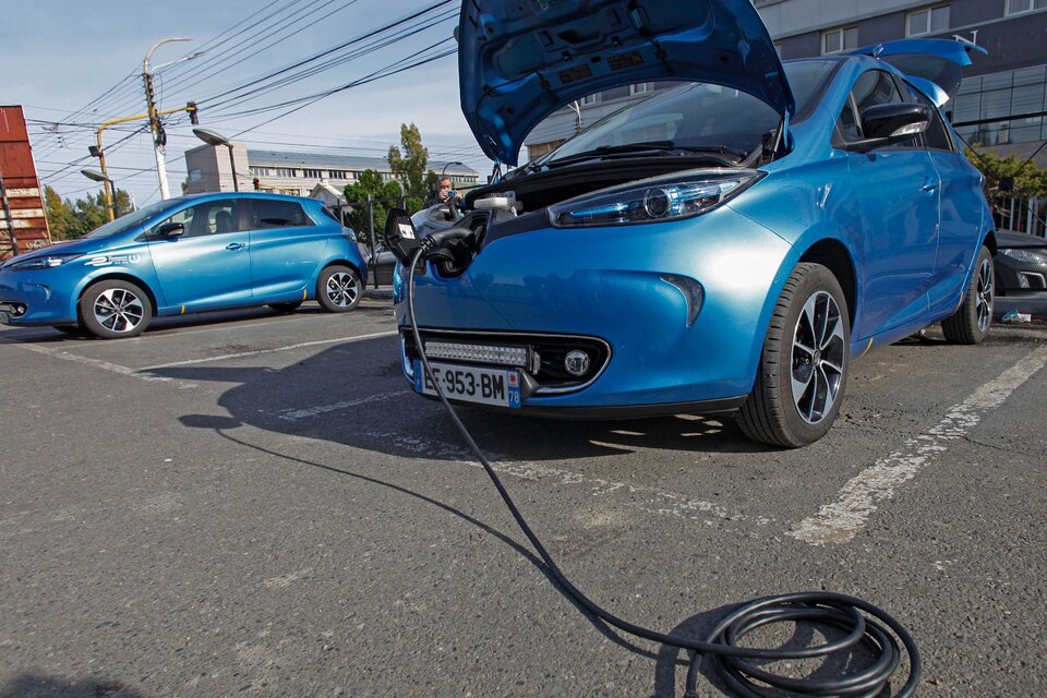 El gobierno prepara una ley para promover la producción de electropartes y vehículos eléctricos (Fuente: Télam)