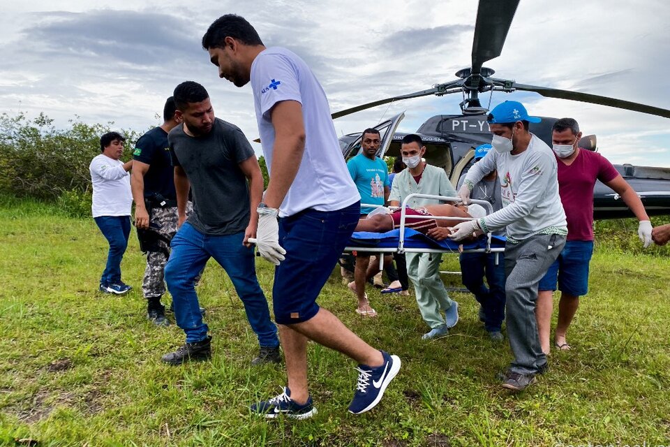 Personal sanitario traslada a uno de los indígenas heridos por mineros ilegales que intentaron ingresar a territorio indígena. (Fuente: AFP)
