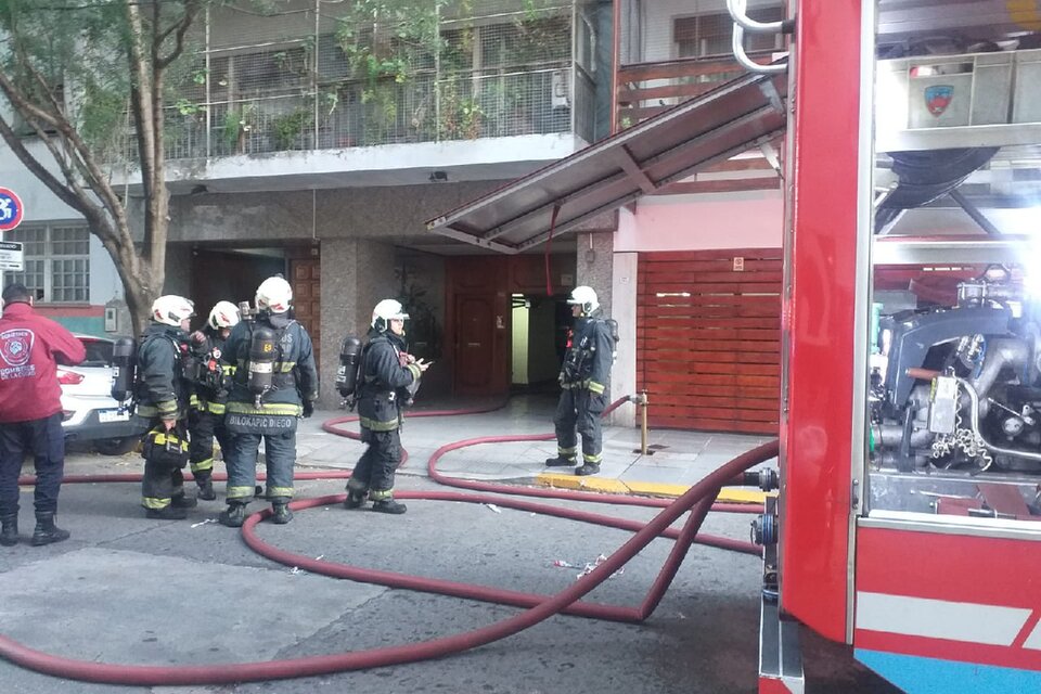 Cuatro personas fueron internadas por inhalación de humo en un incendio en Caballito. (Foto: @EmergenciasBA) 