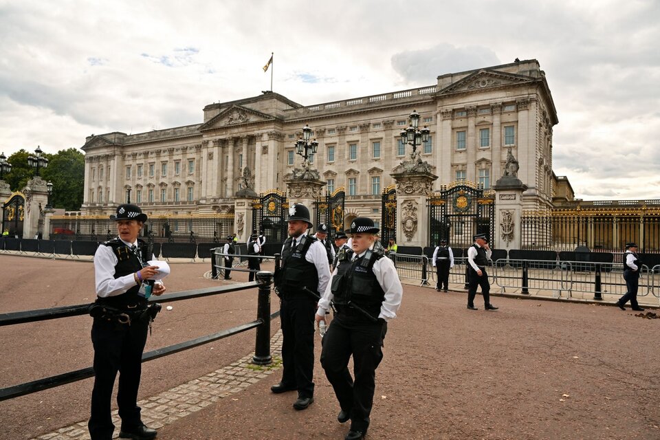 Susto en Londres: detuvieron a un hombre que lanzó supuestos cartuchos de fusil hacia el Palacio de Buckingham (Fuente: AFP)