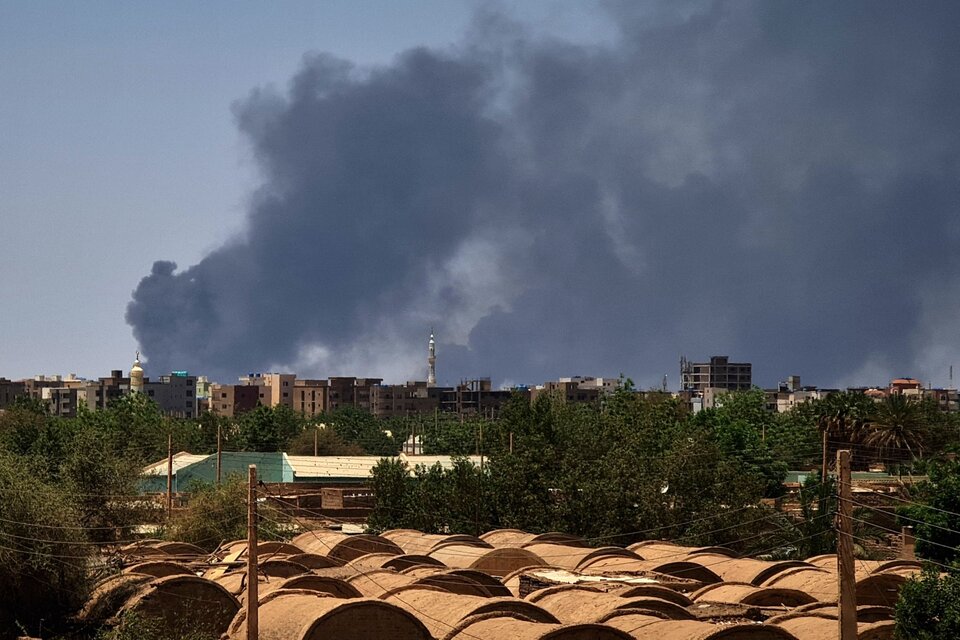 Humo sobre Jartum por los enfrentamientos armados. (Fuente: AFP)