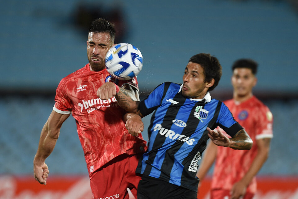 Avalos intenta cabecear ante la marca de Meli (Fuente: AFP)