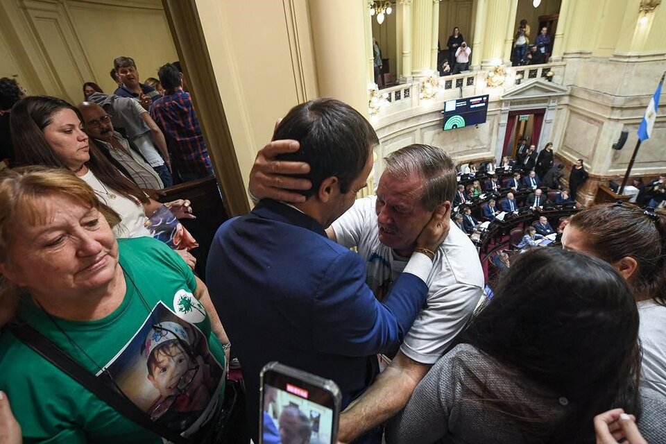 Familiares de Lucio Dupuy celebran el momento en que se sancionaba la normativa en el Senado.