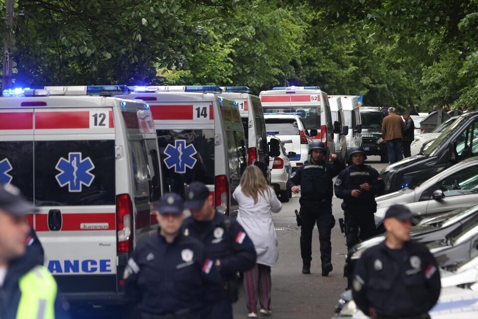 Tres alumnos fueron intervenidos quirúrgicamente por heridas de bala en extremidades inferiores y cabeza en el tiroteo en Serbia. (Fuente: EFE)