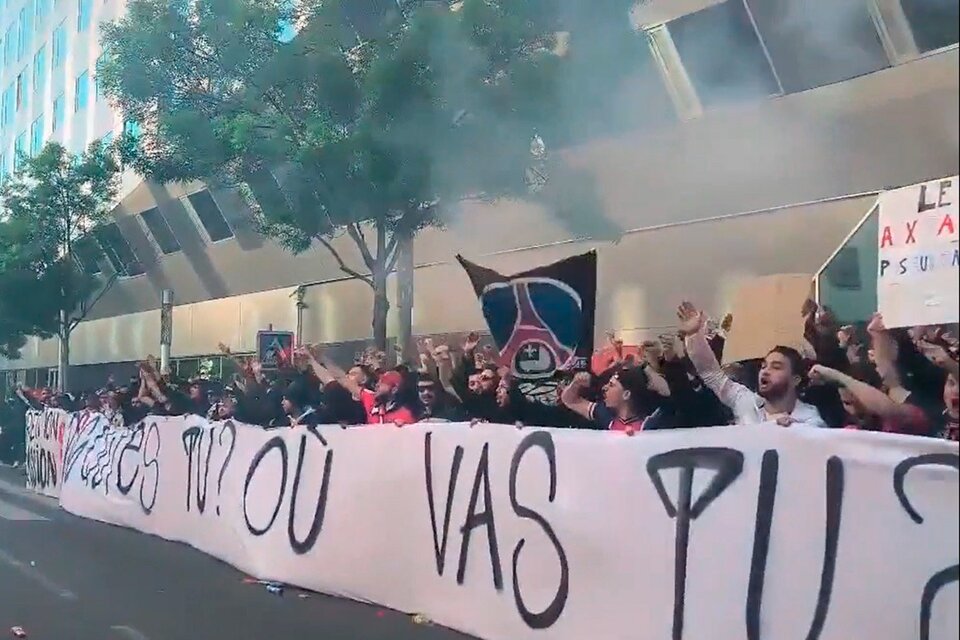 Los hinchas se convocaron frente al estadio y terminaron insultando a Messi (Fuente: Captura de TV)