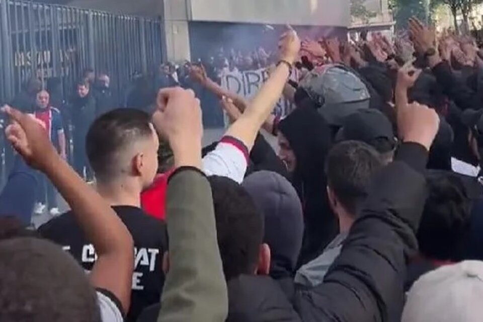 Hinchas del PSG insultaron a Lionel Messi en una protesta en la puerta del club. Imagen: captura de video.  