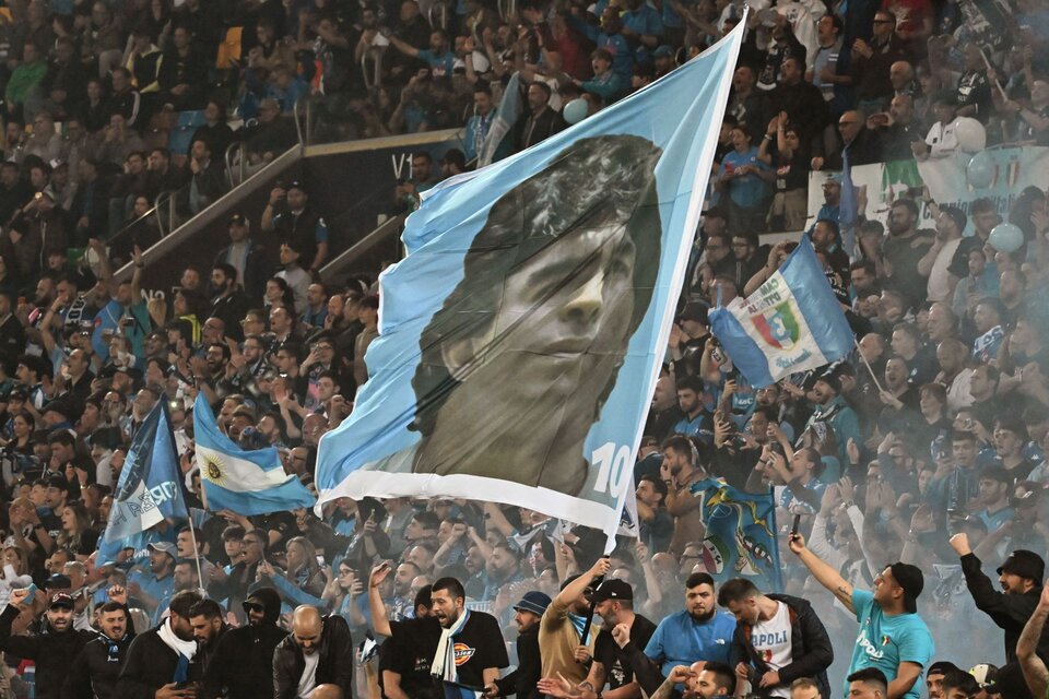El Napoli campeón de Italia de la temporada 2022-2023. Y la bandera del ídolo máximo Diego Maradona entre los tifosi. (Fuente: AFP)