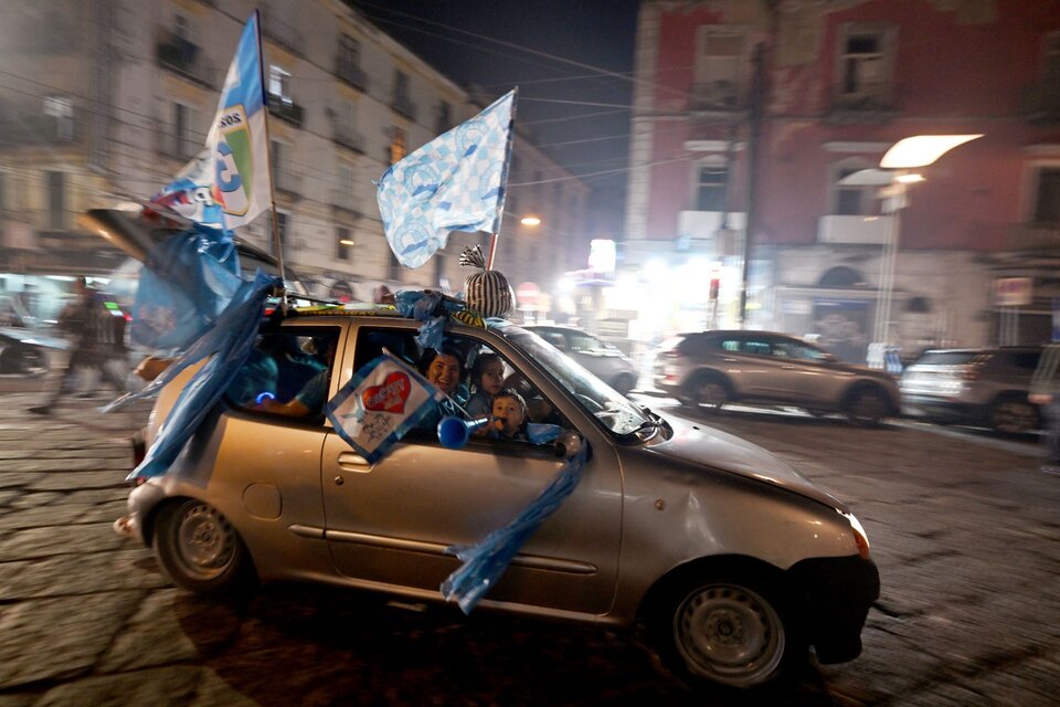 Los napolitanos festejan el tercer título del campeonato local, después de 33 años. (Fuente: AFP)