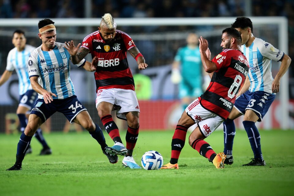 Vidal intenta maniobrar ante Mura. Racing sacó un puntazo ante Flamengo (Fuente: Fotobaires)