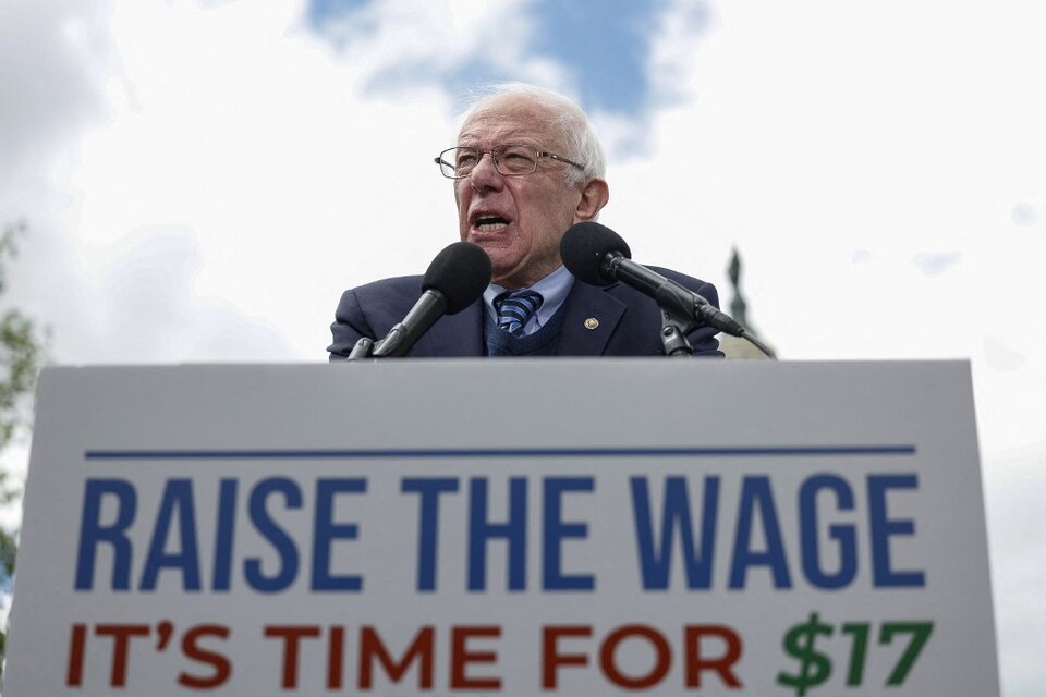 "No es una idea radical. Si trabajas 40 y 50 horas a la semana, no deberías estar viviendo en la pobreza", dijo Sanders. (Foto: Anna Moneymaker/Getty Images via AFP)