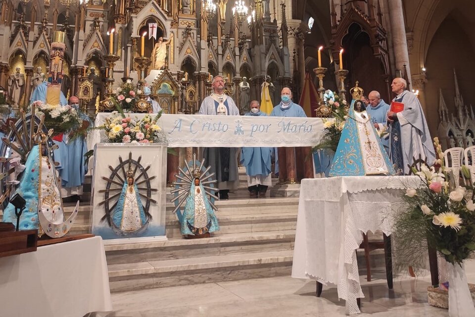 La imagen de Nuestra Señora de Luján ya cuenta con las tres estrellas en su nuevo manto (Foto: @SantuarioLujan). 