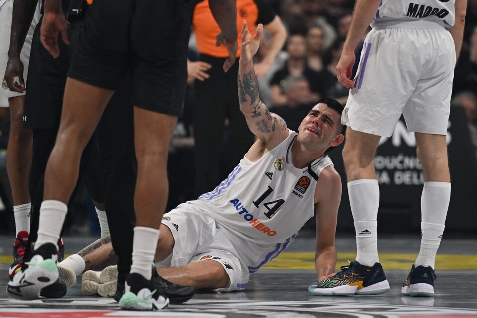El momento de la lesión de Deck, quien se retiró de la cancha llorando y en muletas. (Fuente: AFP)