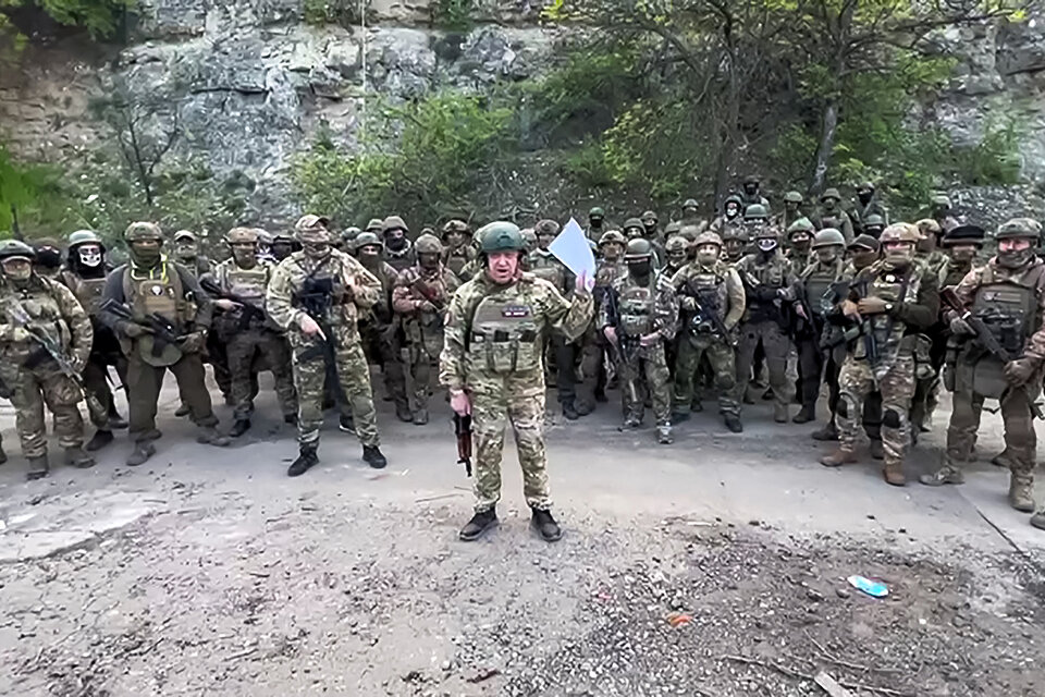  Yevgeny Prigozhin rodeado por mercenarios del Grupo Wagner.  (Fuente: AFP)