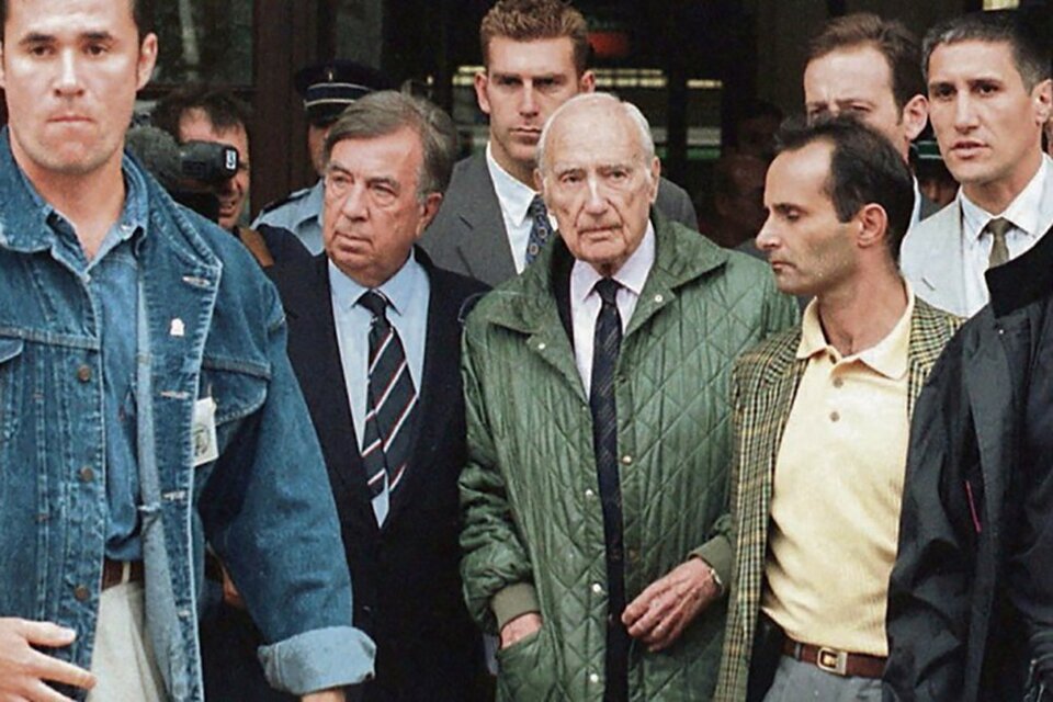 Maurice Papon (centro) en una imagen de 1997, cuando estaba siendo juzgado en Francia. (Fuente: AFP)