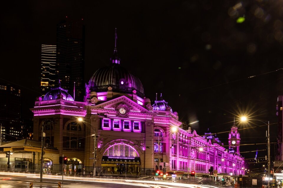 Estación de tren de Melbourne, Australia, iluminada por la coronación (Fuente: EFE)