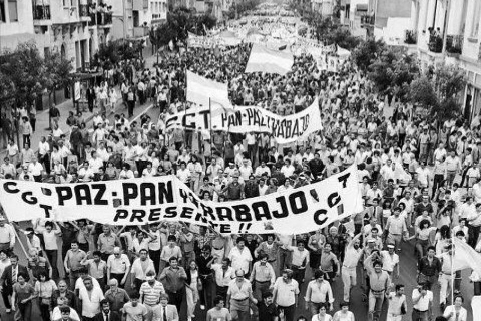 La marcha por "Paz, Pan y Trabajo" que convocó Saúl Ubaldini el 30 de marzo de 1982. (Fuente: Télam)