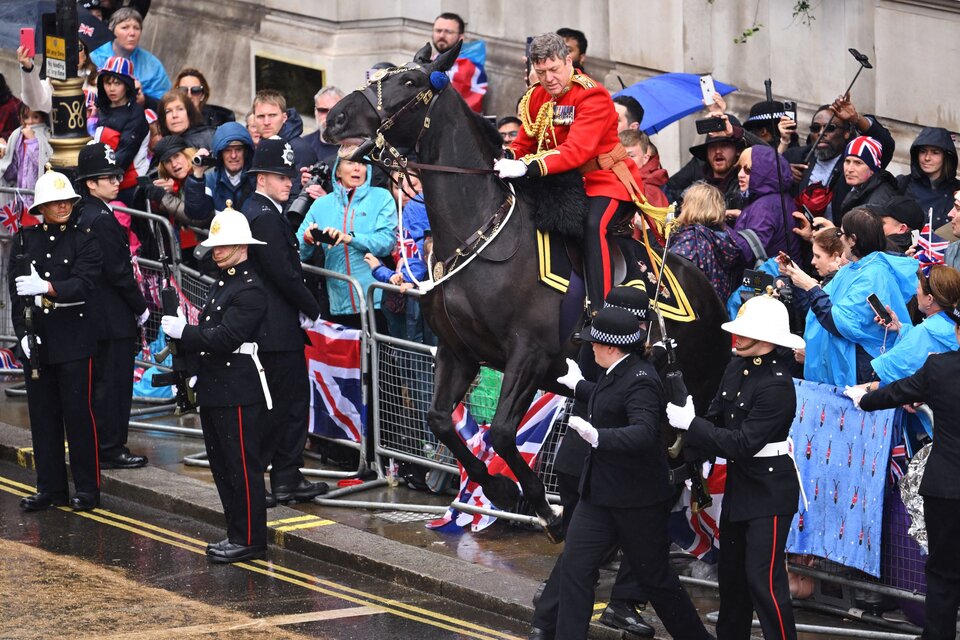 Un caballo retrocede hacia la multitud durante la procesión de la coronación de los reyes Carlos III y Camila (Foto: AFP).