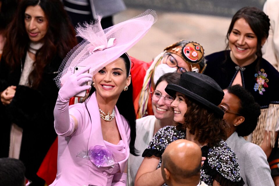 Katy Perry se tomó con humor las bromas y hasta se sacó fotos con los presentes (Foto: AFP).