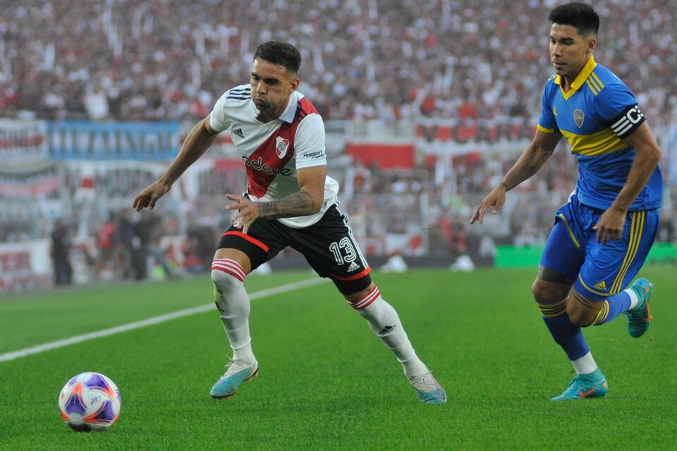 Enzo Díaz ante la marca de Pol Fernández. River ataca por la izquierda de Boca (Fuente: Julio Martín Mancini)