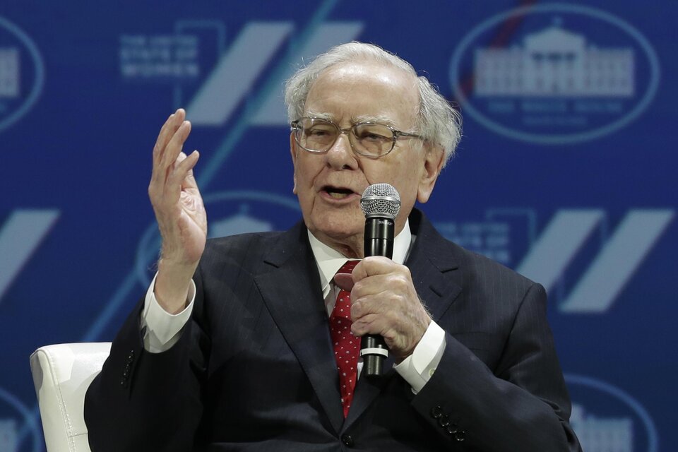 El empresario e inversor Warren Buffett se mostró preocupado por los avances de la inteligencia artificial. (Foto: NA)