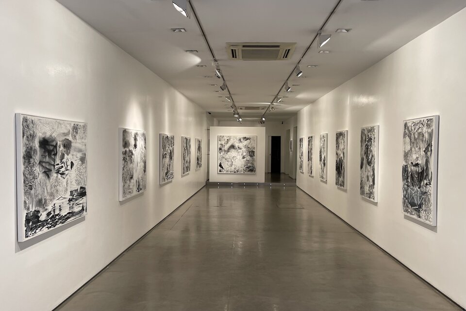 Vista parcial de la exposición de Eduardo Stupía en la galería Jorge Mara. Abajo: Técnicas mixtas sobre tela, de Eduardo Stupía.