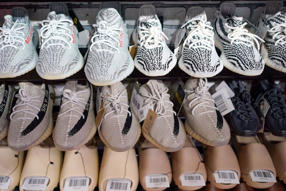 Las zapatillas Yeeze 350 se vendían a 220 dólares el par y tenían una salida limitada. (Foto: AFP)