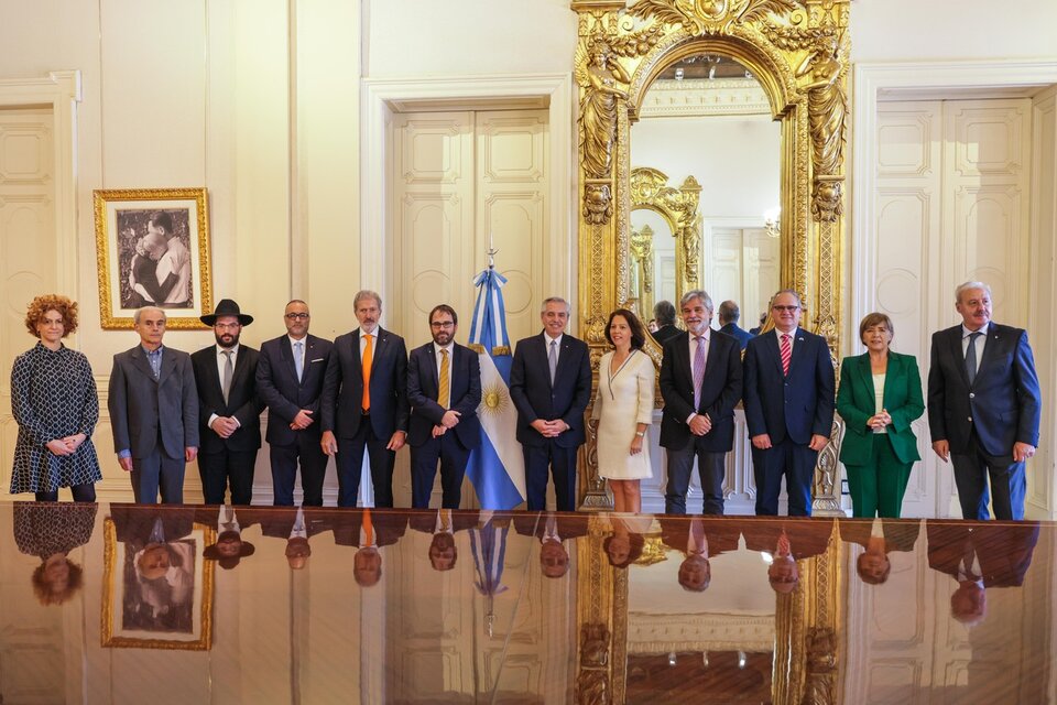 Alberto Fernández, en el acto, rodeado de funcionarios y de los embajadores de Israel y Francia y representantes de la DAIA y la AMIA.  (Fuente: Télam)