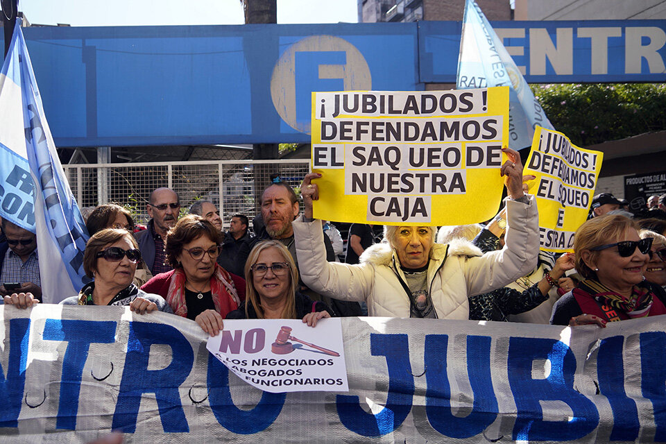 Ayer los municipales hicieron un abrazo solidario a la Caja. (Fuente: Gentileza diario La Capital/Virginia Benedetto)