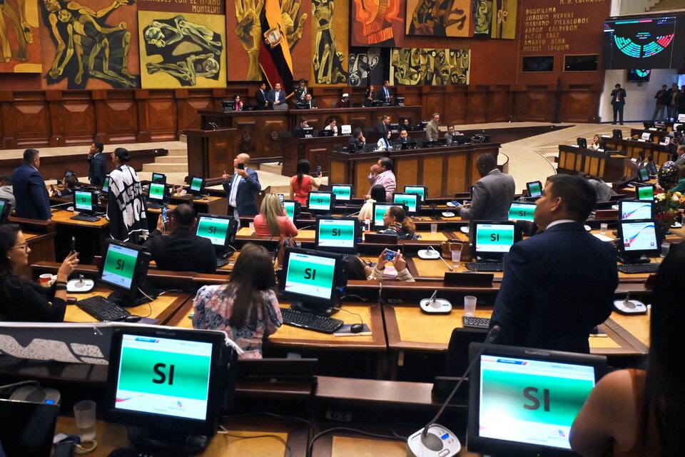 Legisladores ecuatorianos votan a favor del juicio político de Lasso. (Fuente: AFP)