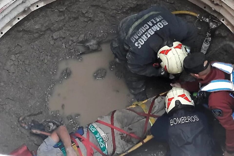 Luego de varias horas el obrero pudo ser rescatado por los Bomberos de la Ciudad de Buenos Aires.  (Fuente: NA)
