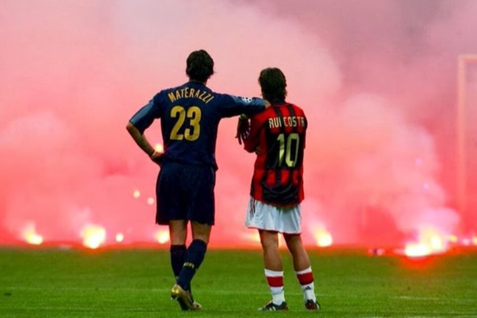 La histórica foto de Materazzi y Rui Costa en la vuelta de los cuartos de final de la Champions League 2004/05. 