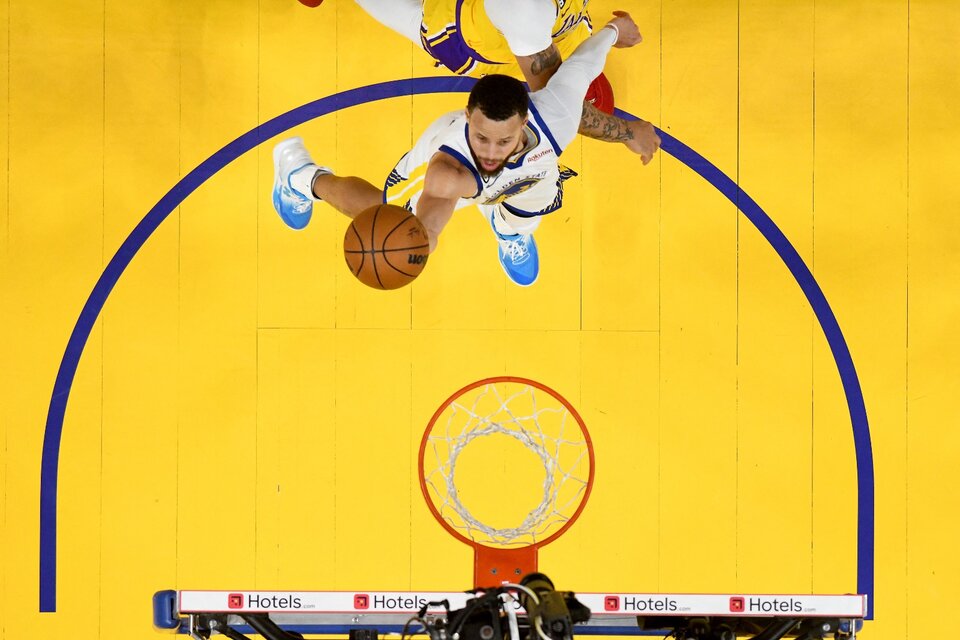 Steph Curry lideró a los Warriors a un triunfo fundamental para los vigentes campeones (Fuente: AFP)