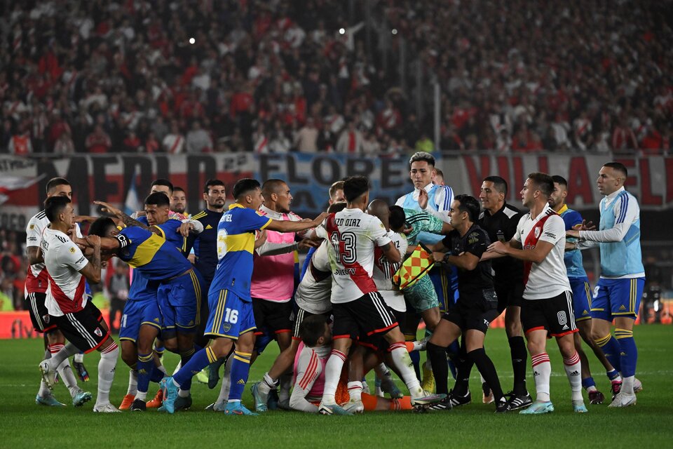 El superclásico entre River y Boca terminó en un verdadero escándalo (Foto: AFP).