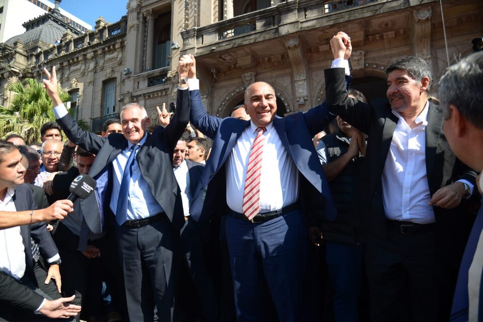 Osvaldo Jaldo, Juan Manzur y Miguel Acevedo, rodeados de militantes, frente a la Casa de Gobierno provincial.