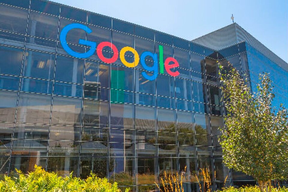 Google tiene una valorización bursátil de 1,5 billones de dólares y subió 10 por ciento cuando anunció el lanzamiento de su propia IA. (Fuente: AFP)