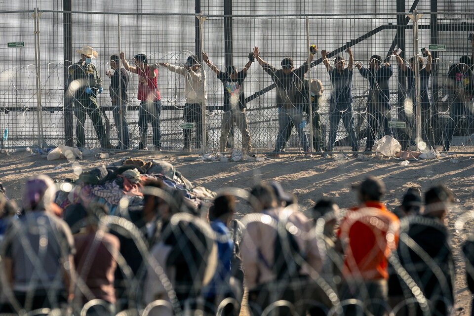 Agente migratorios revisan a inmigrantes en la frontera de El Paso, Texas. (Fuente: AFP)