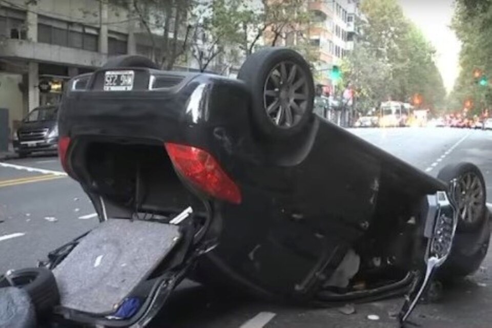 El Peugeot 308 quedó volcado sobre la avenida Pueyrredón al 1700. La conductora salió ilesa. Imagen: Captura de video.