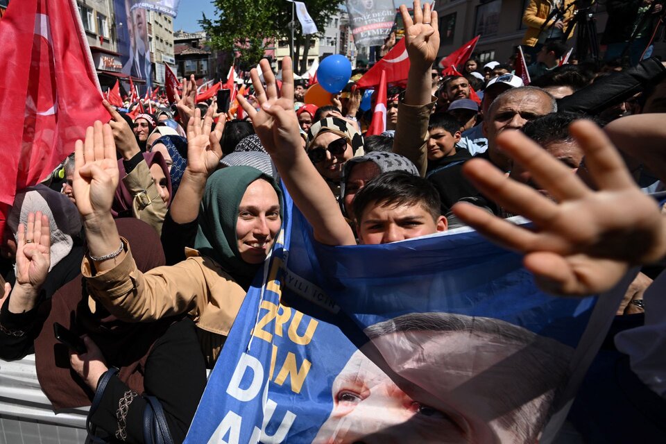 Los seguidores de Erdogan en un cierre de campaña en Rabaa, un distrito opositor. Imagen: AFP.