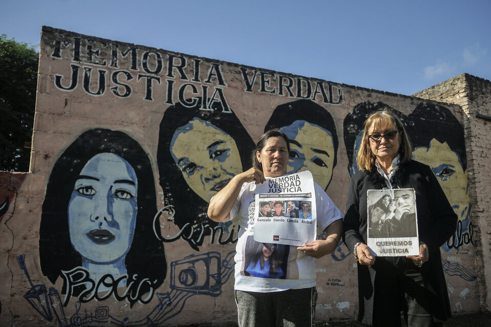 Mónica Cedan, abuela de una de las víctimas, y María del Carmen Lamothe, de la Casa de las Madres de Monte, frente a uno de los murales que recuerdan lo ocurrido. (Fuente: Sandra Cartasso)